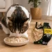 Nassfutter vs. Trockenfutter: Katze frisst Nassfutter aus dem Napf